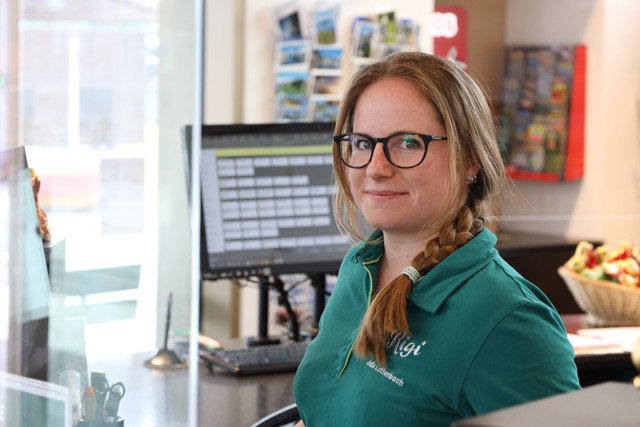 Julia Lottenbach, Touristinfo & Shops, Kabinenbegleiterin Seilbahn