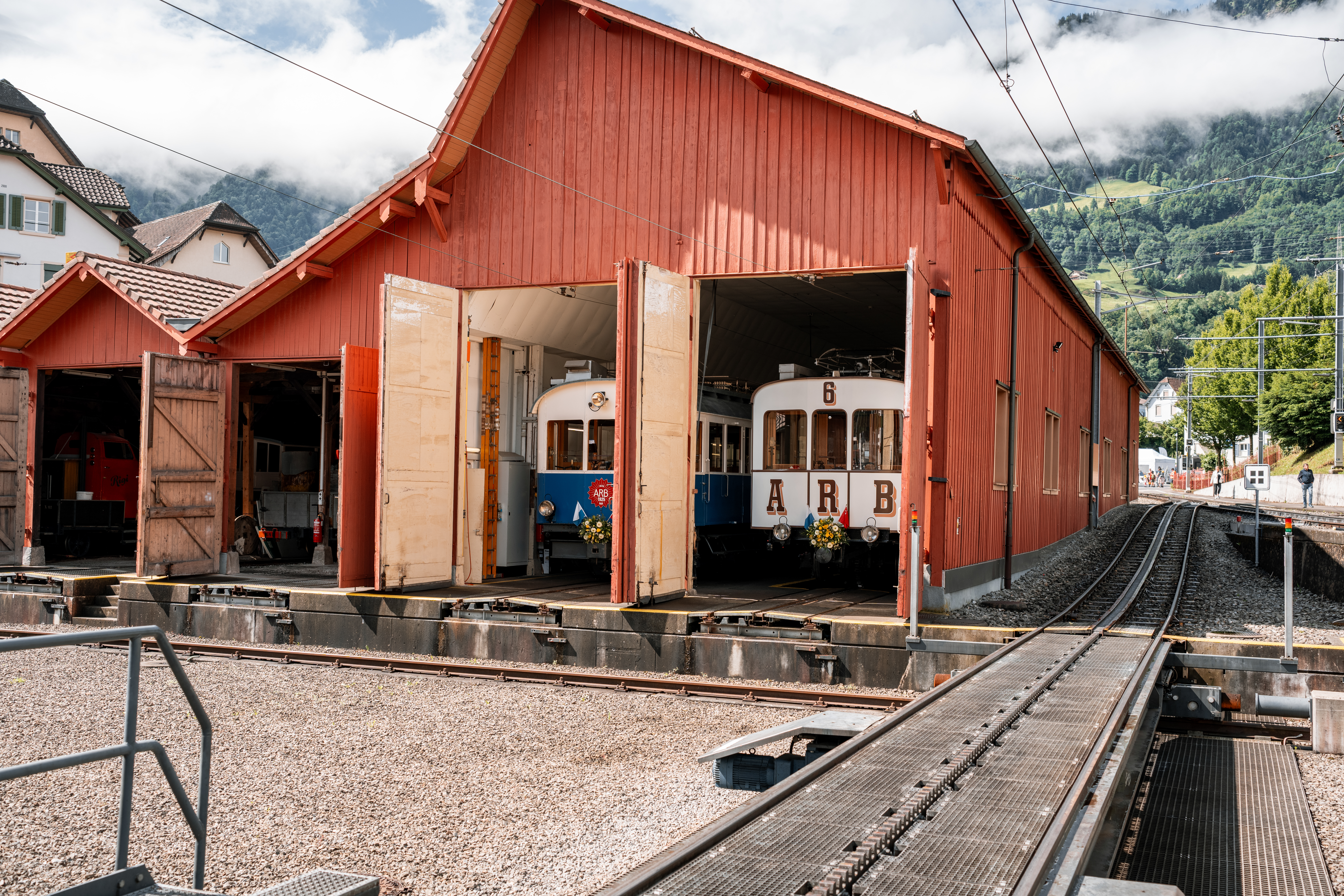 Wagen 7 und 6 im Depot Goldau