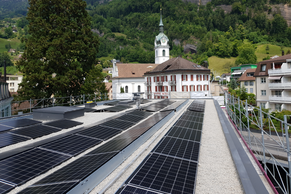Frontansicht des Verwaltungsgebäudes und der Station der Rigi Bahnen in Vitznau
