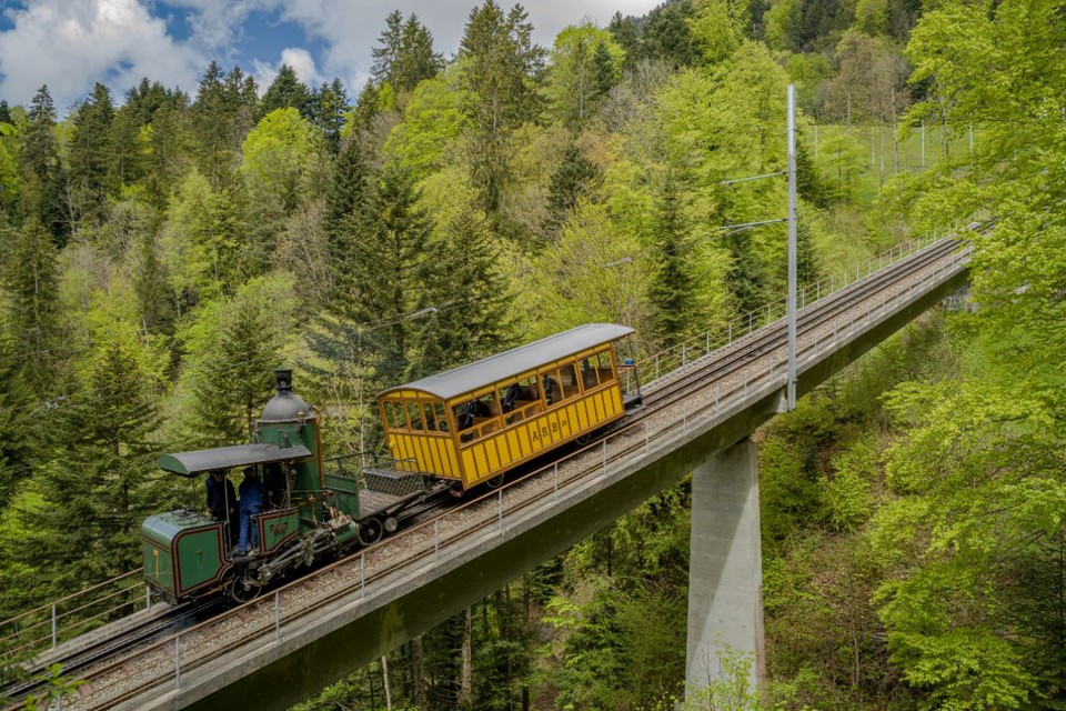 Die Lok 7 schiebt den Vorstellwagen Nr. 35 den Berg hinauf