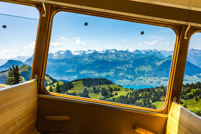Aussicht aus dem Motorwagen 12 auf die Alpen
