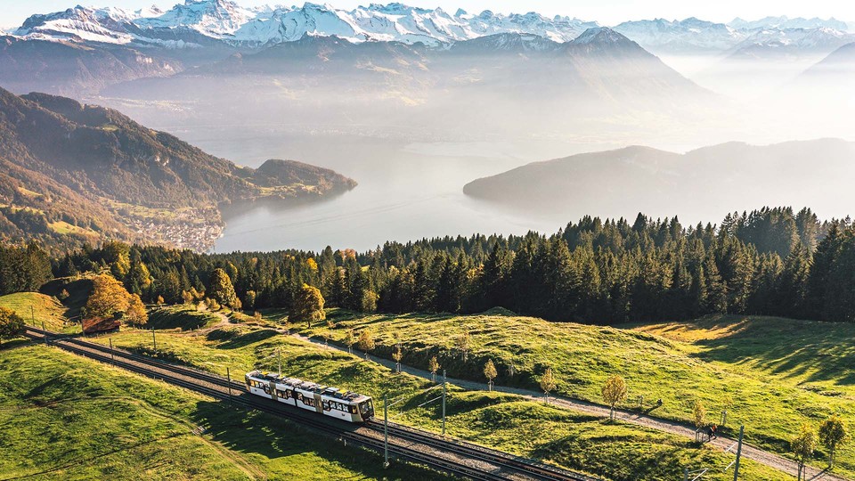 Moderner Gelenktriebwagen von Vitznau nach Rigi Kulm