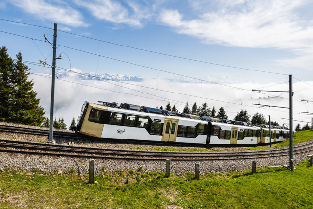 Gelenktriebwagen über dem Nebelmeer