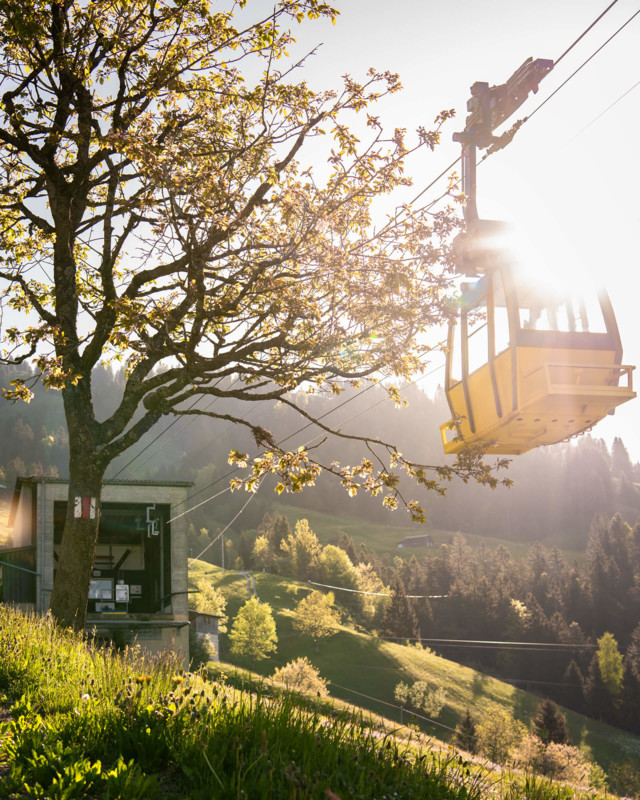 Die Luftseilbahn Hinterbergen vor der Bergstation.
