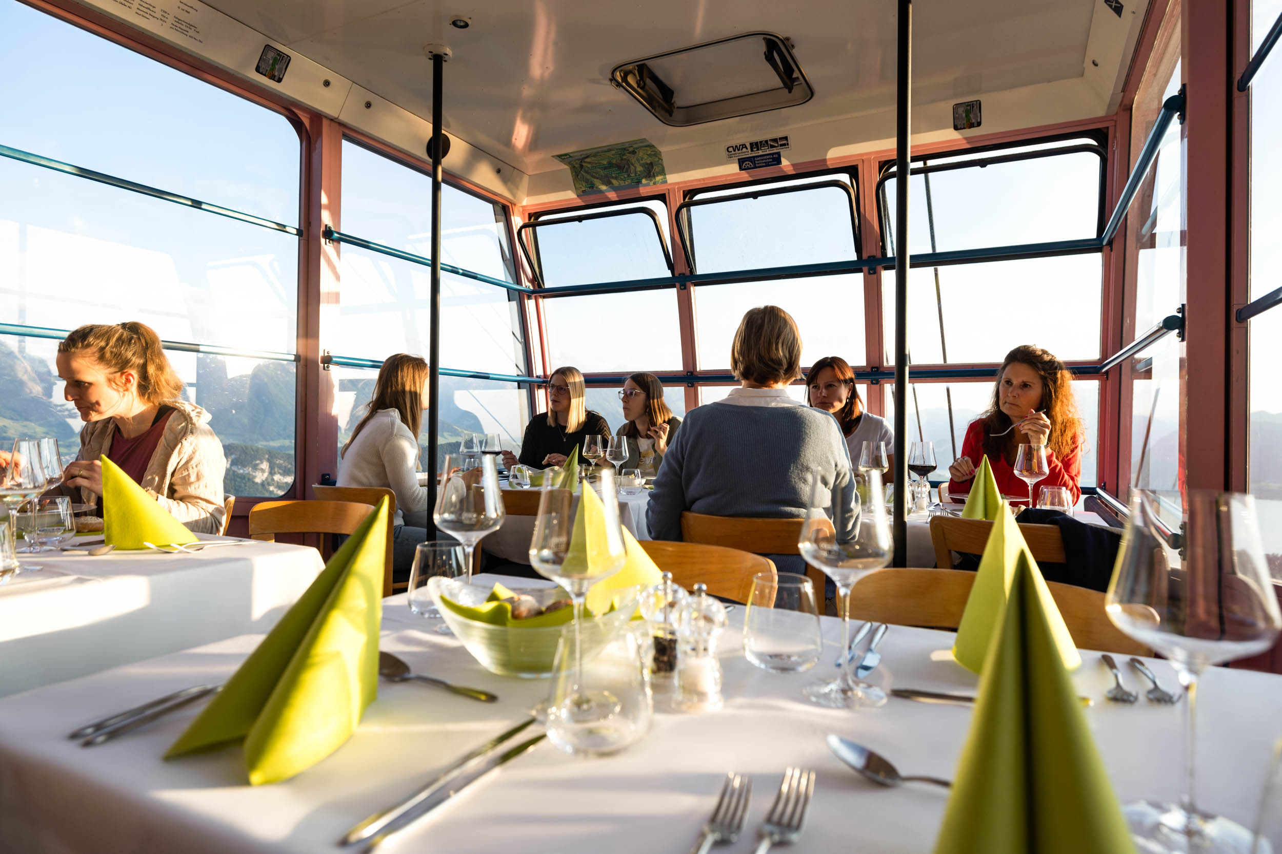 Die Kabinen der Luftseilbahn Weggis - Rigi Kaltbad verwandelt sich in ein schwebendes Restaurant.
