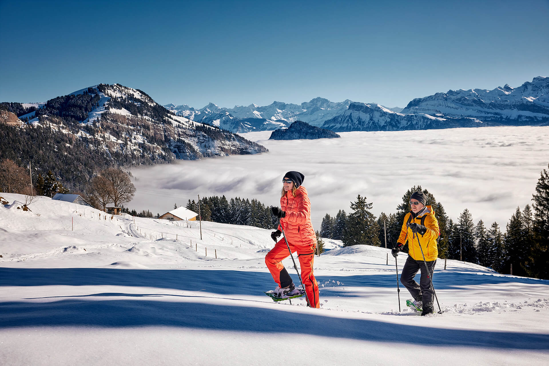 Zwei Leute bei einer Schneeschuhtour auf der Rigi.