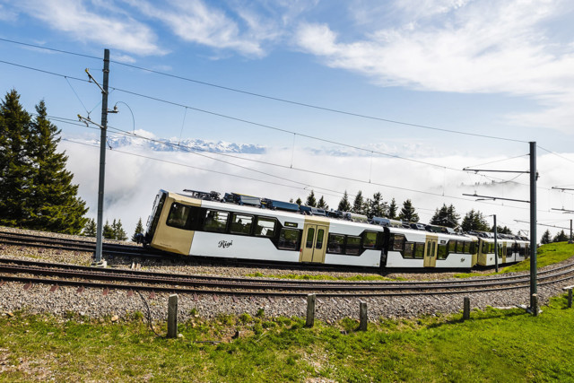 Gelenktriebwagen über dem Nebelmeer