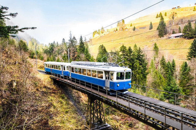 Der Motorwagen Nr. 12 mit dem Steuerwagen Nr. 22 auf einer Brücke