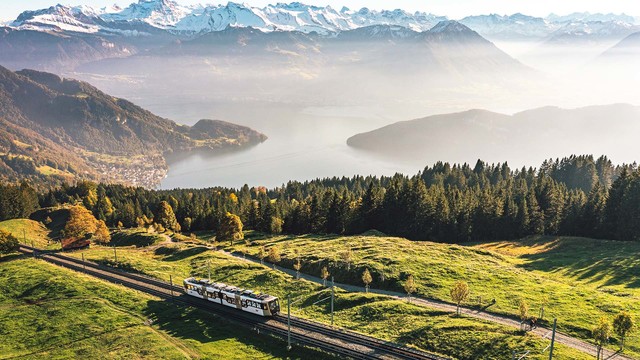 Moderner Gelenktriebwagen von Vitznau nach Rigi Kulm