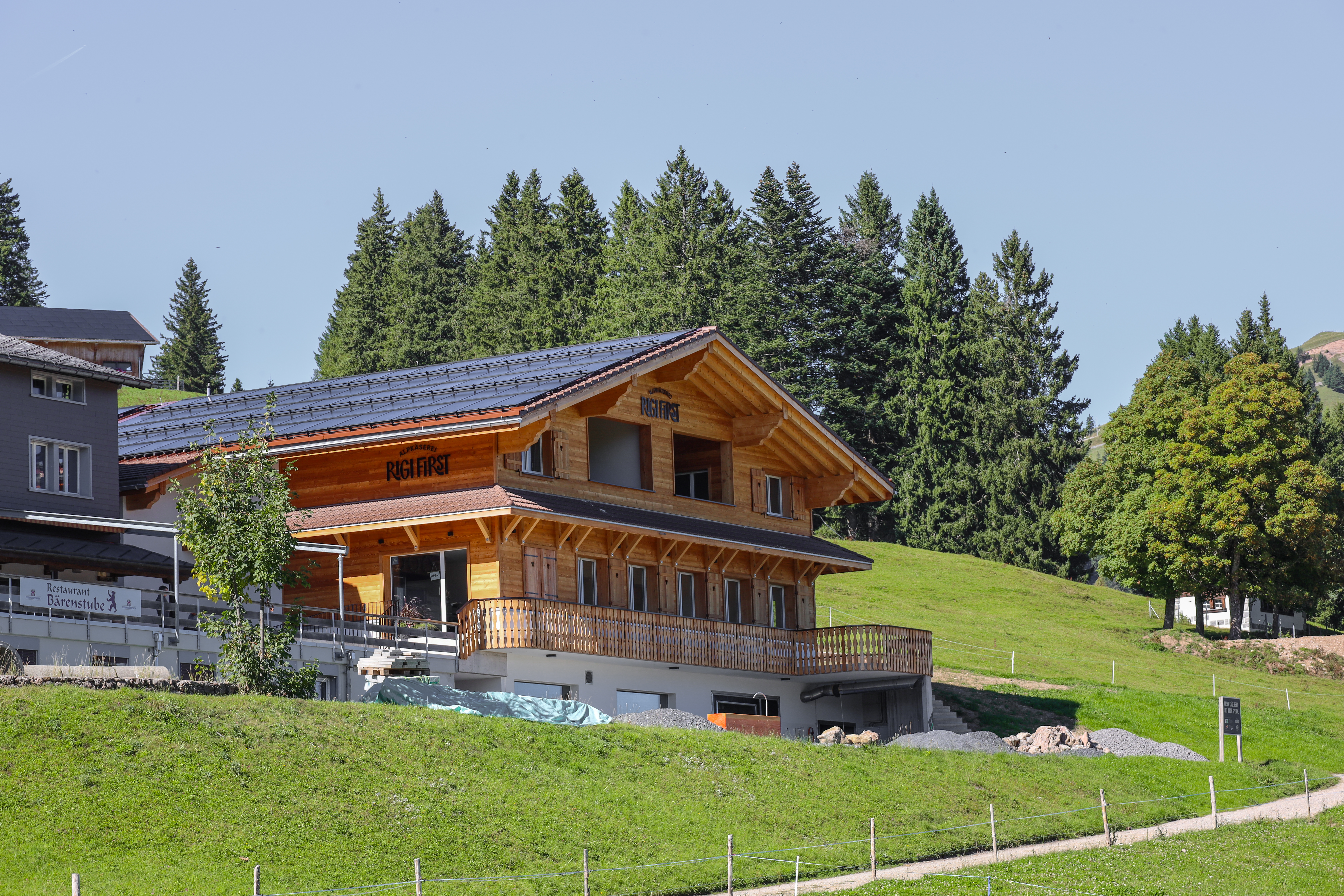 Käsen in der Gruppe auf der Alp Chäserenholz