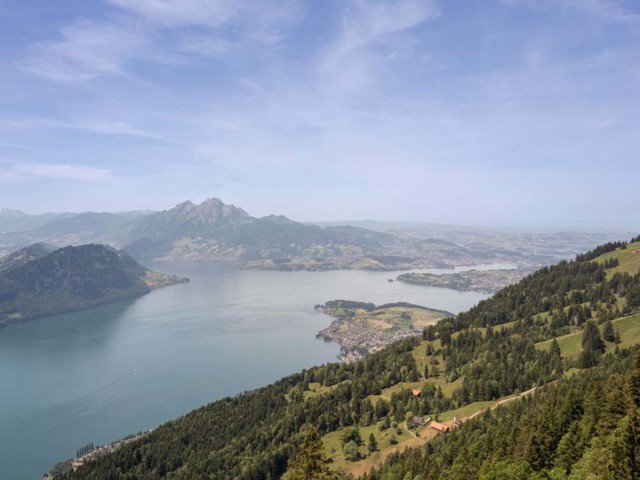 Aussicht vom Seeweg Richtung Rigi Kaltbad, Weggis und Luzern