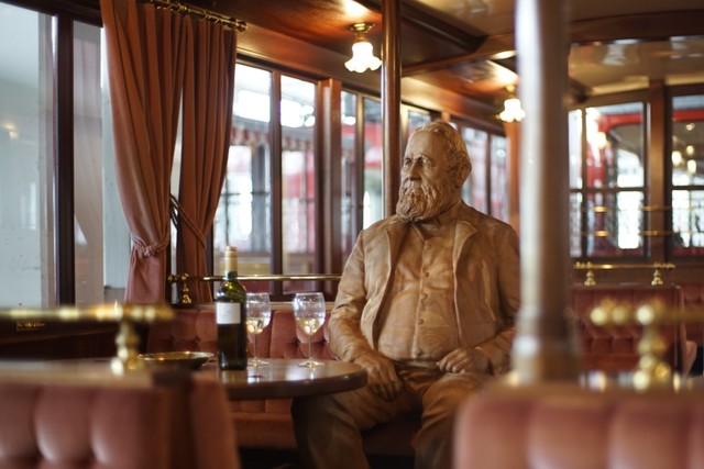 Niklaus Riggenbach nimmt Platz im schmucken Salonwagen Nr. 10