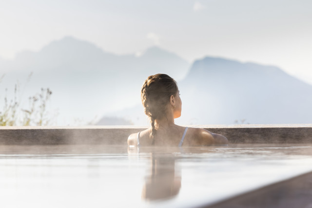 Im Mineralbad & Spa Rigi Kaltbad lässt es sich bei faszinierendem Bergpanorama entspannen