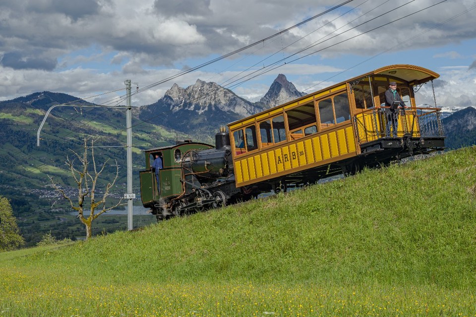 Der Vorstellwagen Nr. 35 unterwegs mit der Dampflok