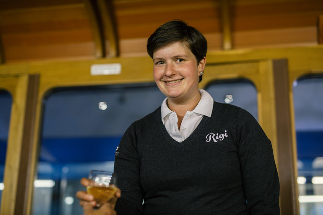 Zugbegleiterin, Hostess