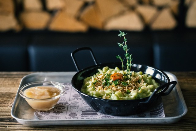 Alpenkräuterspätzli mit Bergkäse